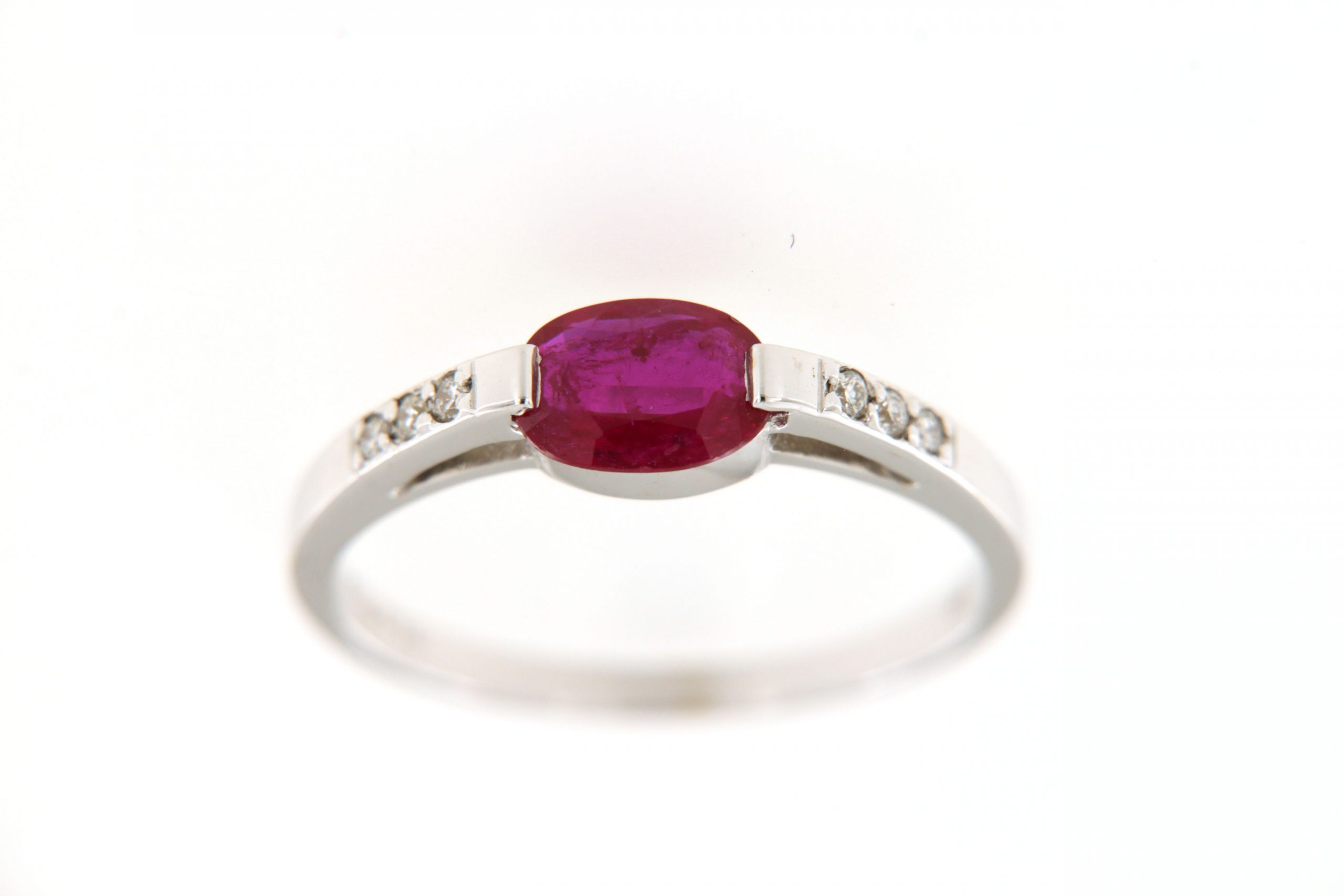 BAGUE RUBIS OVALE ORNEE DIAMANTS